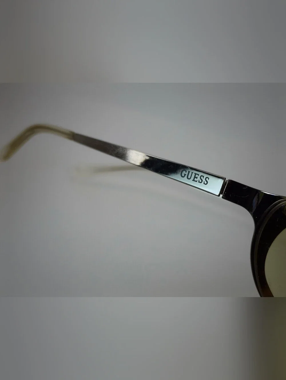 GUESS GU5115.  Olive Green Gradient Oval Wrap Sunglasses.